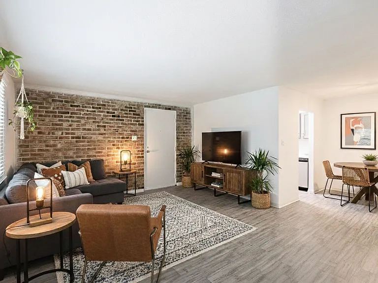 Chateau Apartments — Photo 16