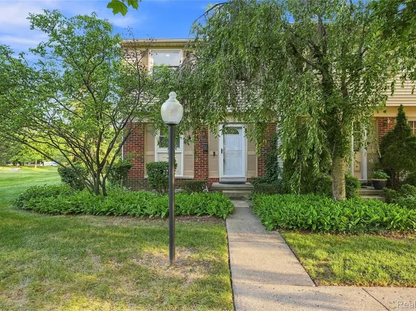 1595 Brentwood Dr, Troy, MI 48098