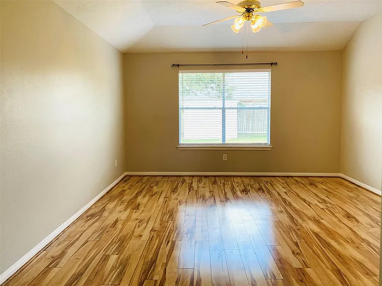 1404 Helmsley Dr — Photo 22