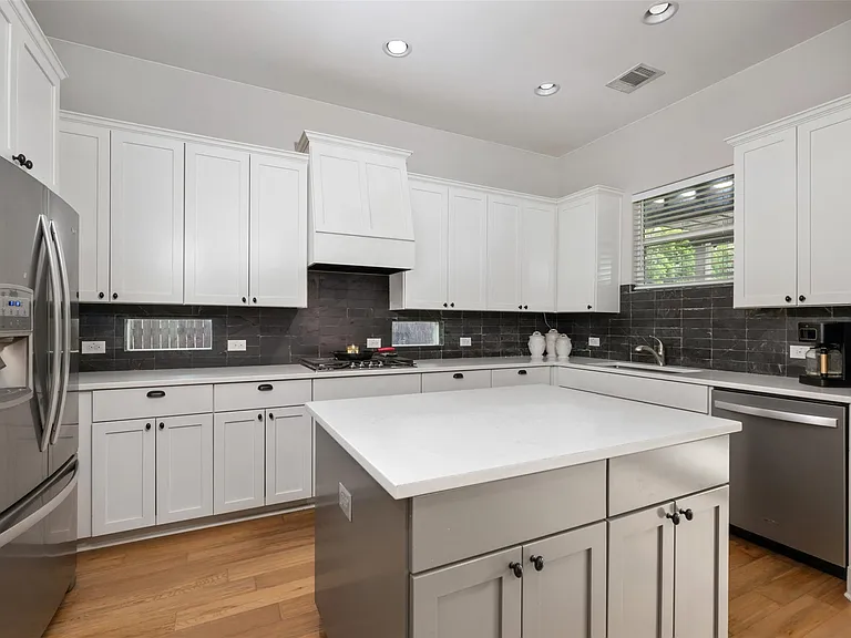 408 W 16th St — Photo 13