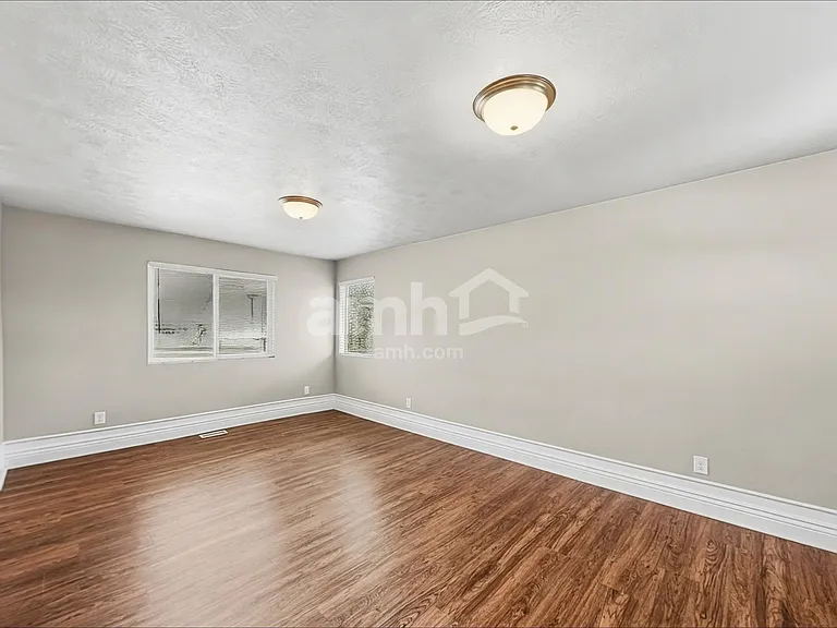 228 W Cedar Grove Ln — Photo 10