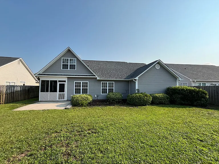 642 Hillside Dr — Photo 2