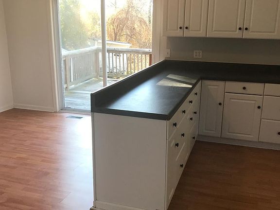 5th image of 124 Echo Ave