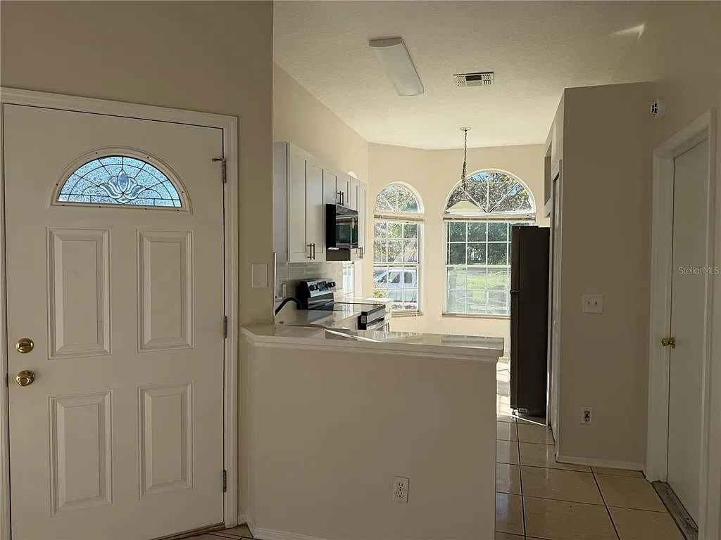 3 bed, 2.0 bath, 1356 sqft, $2,350 — Photo 3