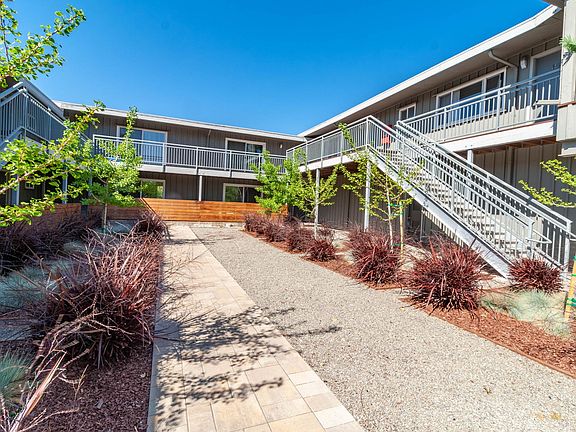 3rd image of 550 N Fair Oaks Ave APT 4