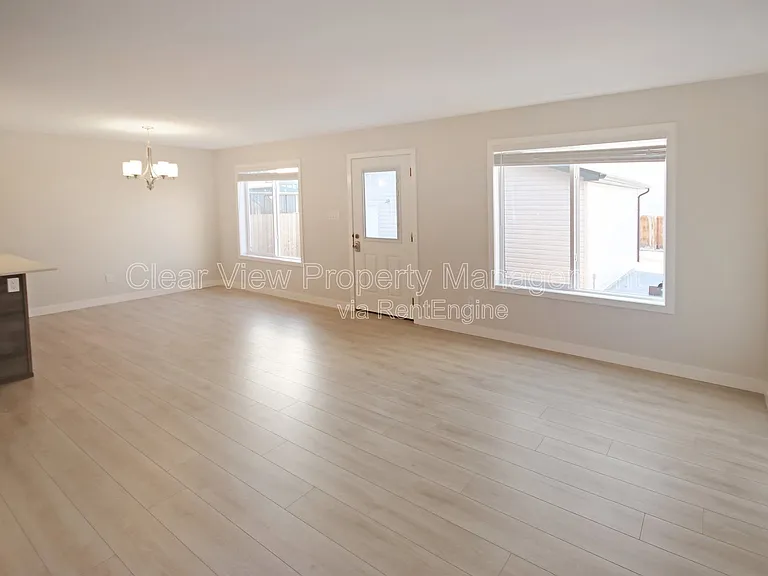 338 Skeena Cres W #LOWER LEVEL — Photo 3
