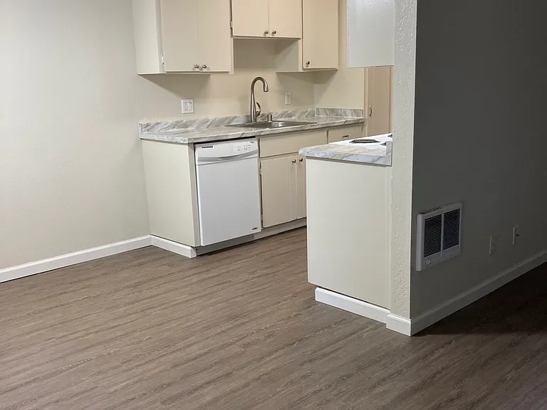 Riverdeck Apartments — Photo 27