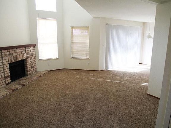 Living room - Fireplace is non-functional