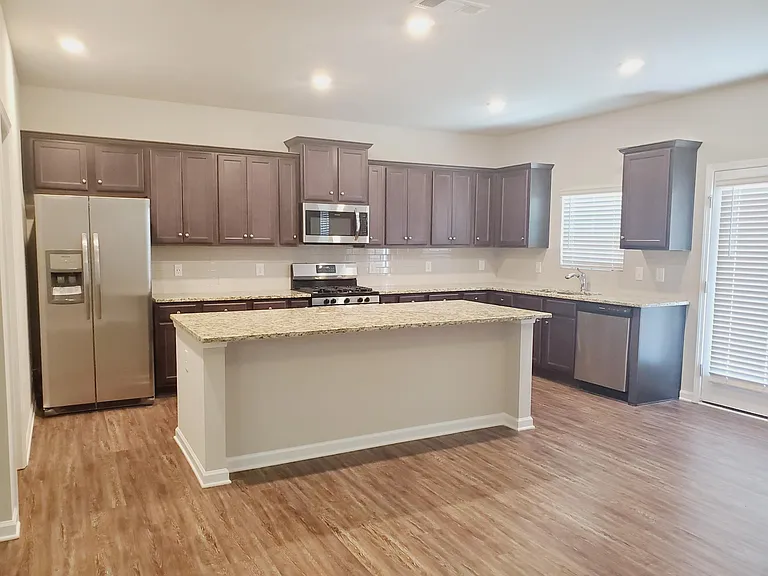 61 Pointe Pl — Photo 2