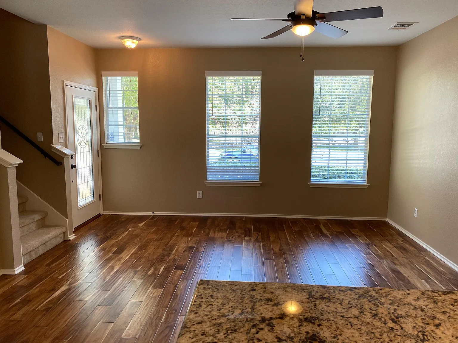 4 bed, 2.5 bath, 1956 sqft, $1,950 — Photo 4