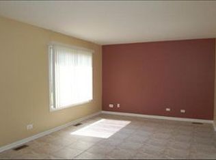 12 Aspen Ct, Streamwood, IL 60107