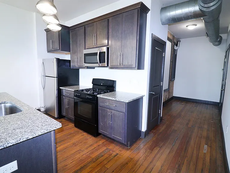 2611 Vine St — Photo 3