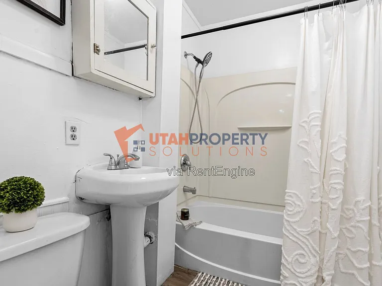 2263 S Green St — Photo 8