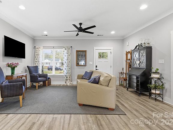 4th image of 742 Rockwood Dr