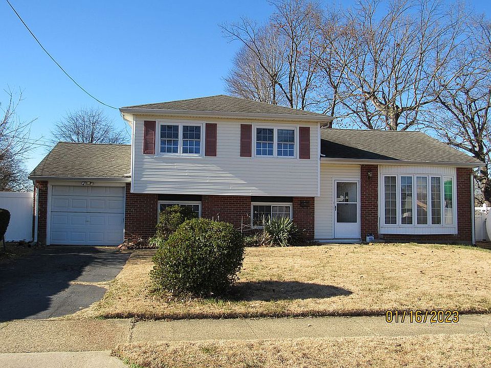 1st image of 10 Ovington Dr