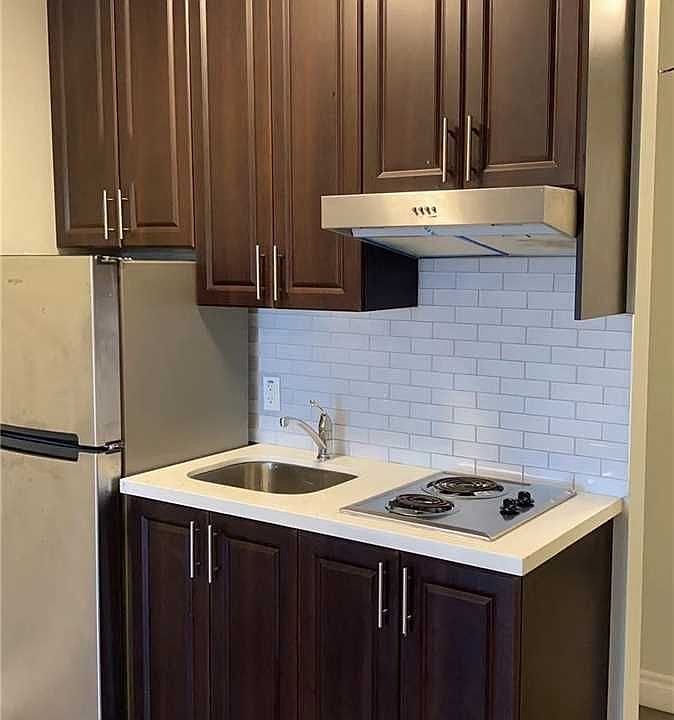 2nd image of 302 Spadina Ave #306