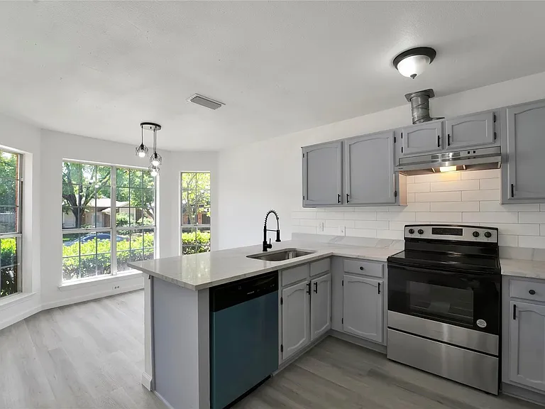 1019 Sanders Dr — Photo 12