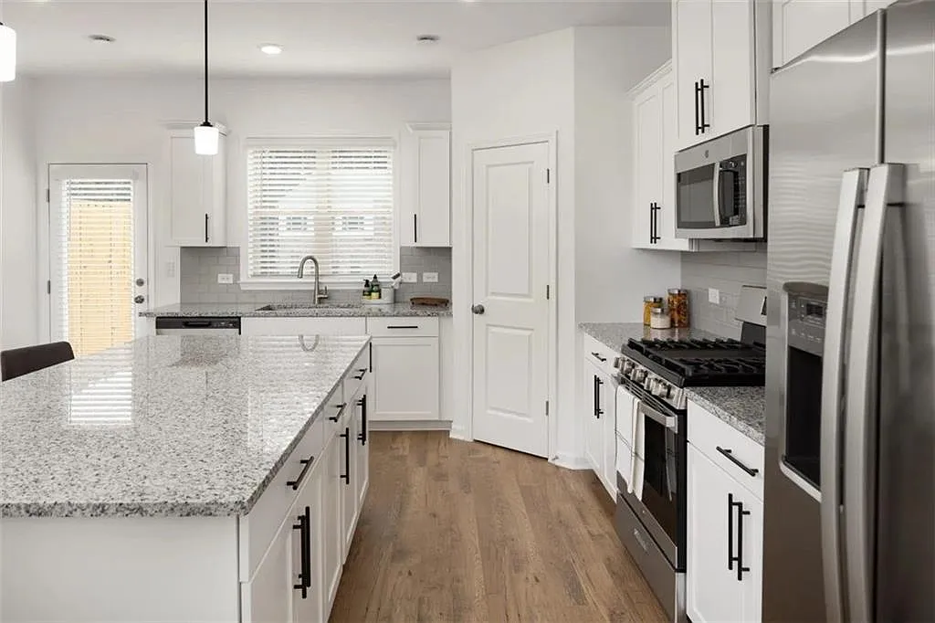 3 bed, 3.5 bath, 2000 sqft, $2,445 — Photo 2