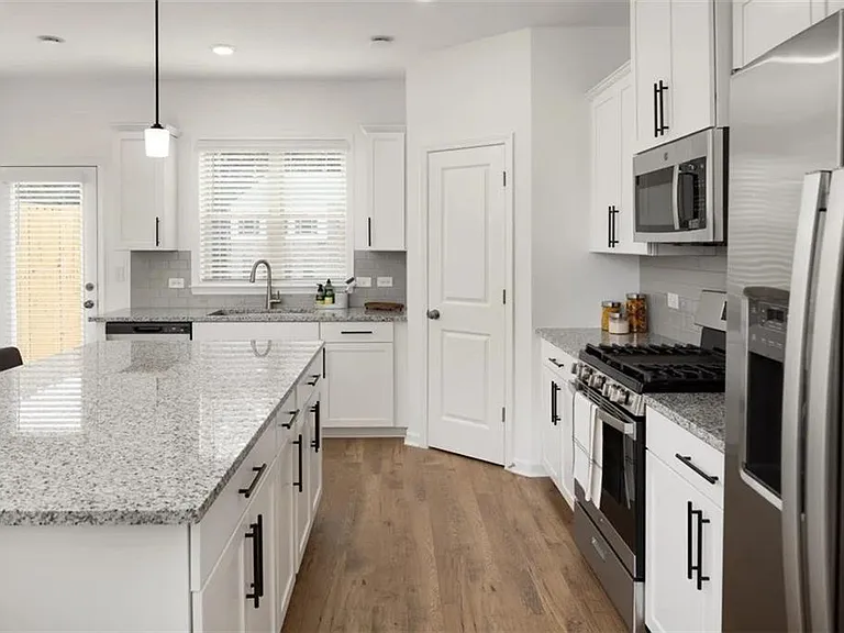 728 Sayers Ct — Photo 2