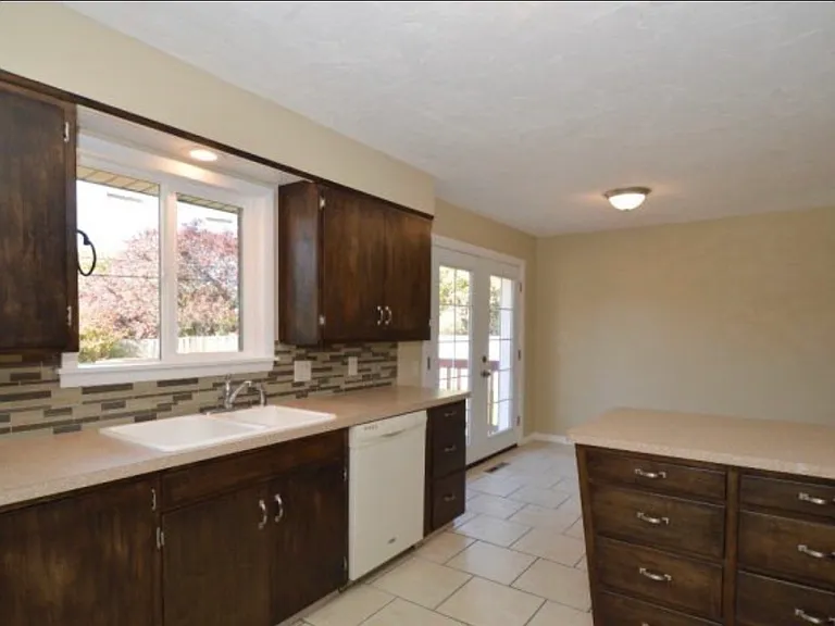 290 Lincoln Dr — Photo 2