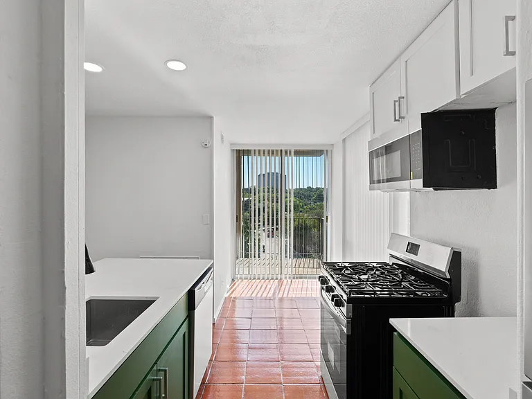Four Oaks Apartments — Photo 25