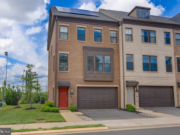 3098 Alan Shepard St, Herndon, VA 20171