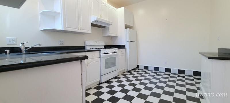 1st image of 635 Ashbury St #7