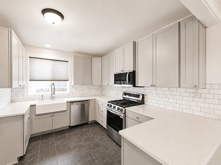 146 NW Jefferson Pl — Photo 13