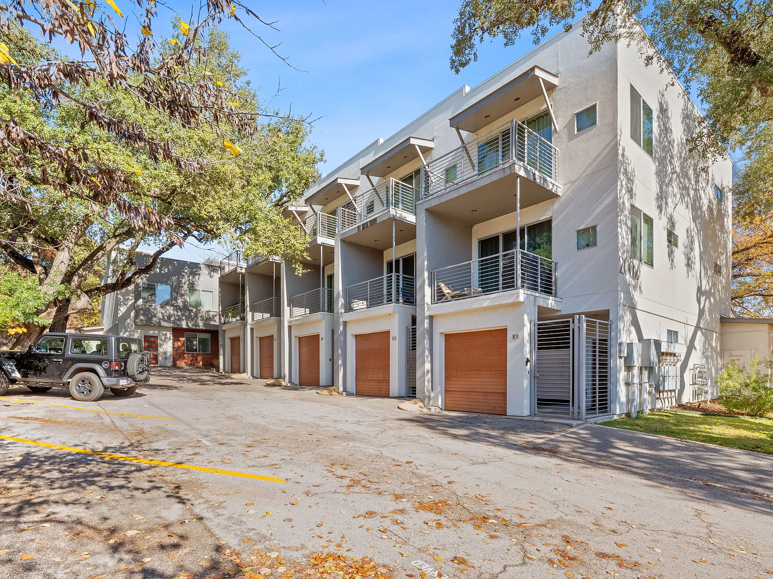 2 bed, 1858 sqft, $3,500 — Photo 3