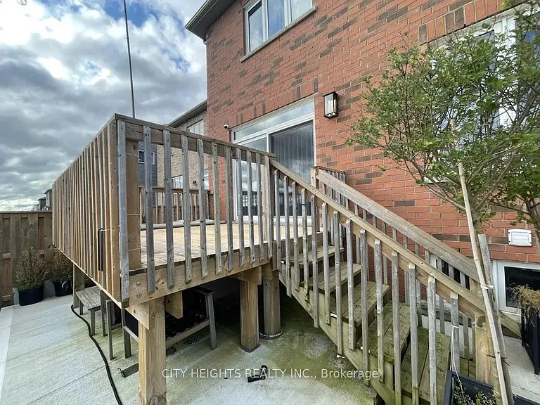 160 McWatters St — Photo 3