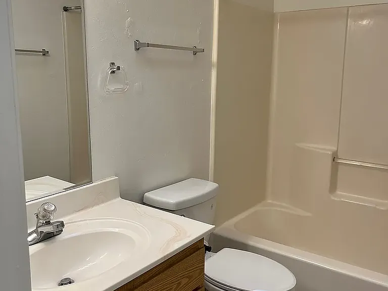 4557 N Robert Rd #B — Photo 6