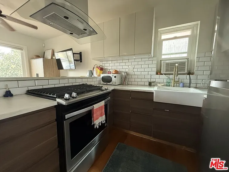 710 Stepney St — Photo 7