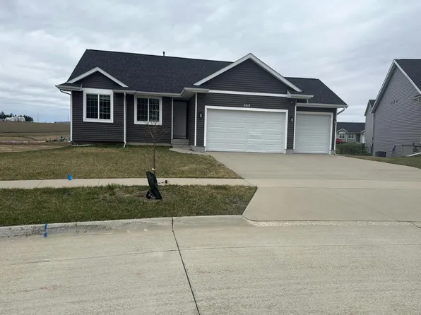 6614 Scarlet Rose Cir SW, Cedar Rapids, IA 52404