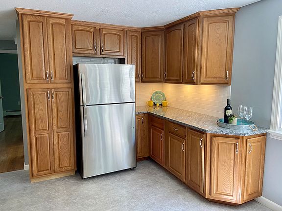 4th image of 94 Glenstone Dr