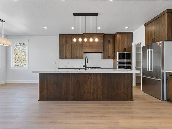 4th image of 710 E Mountain Rd N