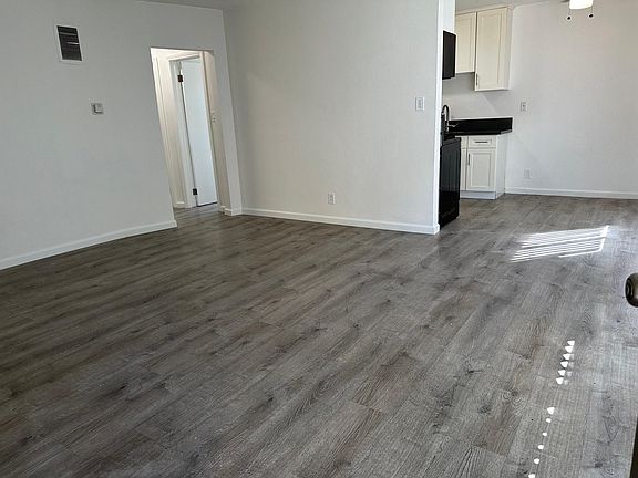 5th image of 14747 Delano St APT 1