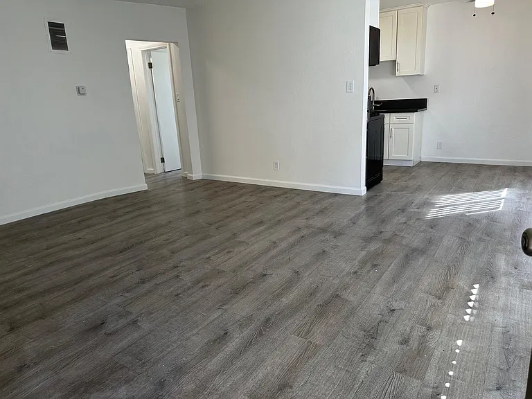 14747 Delano St #1 — Photo 5