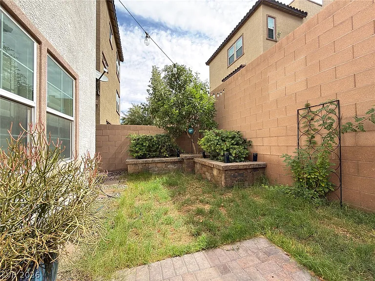 372 Ambitious St — Photo 43