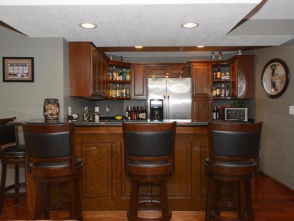 4th image of 2525 Summerhill Ave