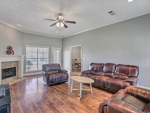 5th image of 218 White Oak Pl