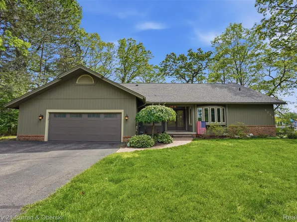 4233 Blain Island Dr, Waterford, MI 48329
