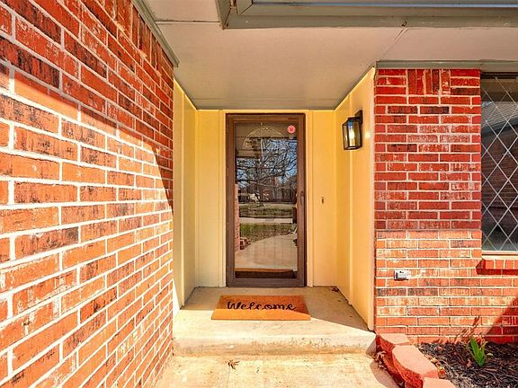 4th image of 313 Club House Dr