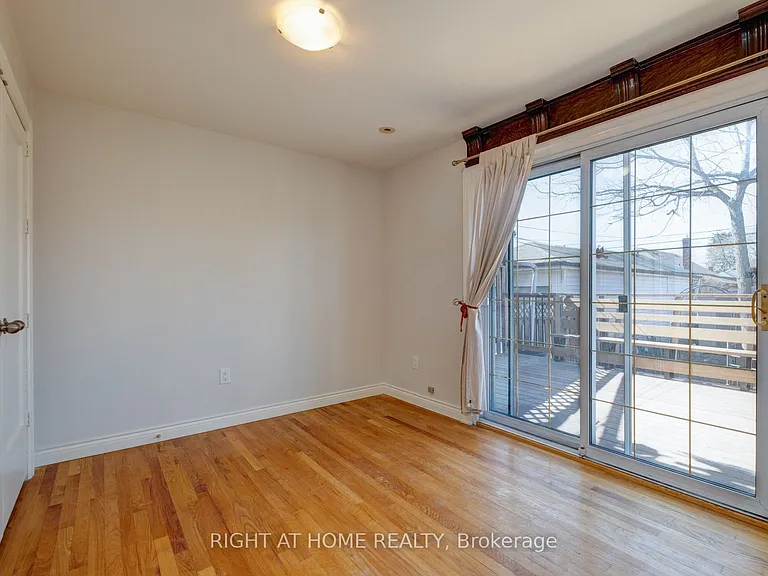 952 Coxwell Ave #MAIN — Photo 2