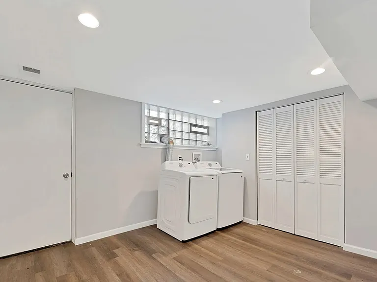 50 E 37th St — Photo 8