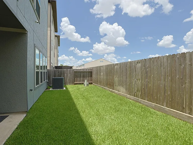 4004 Centre Meadow Way — Photo 30
