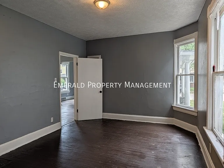 964 N Court St — Photo 8