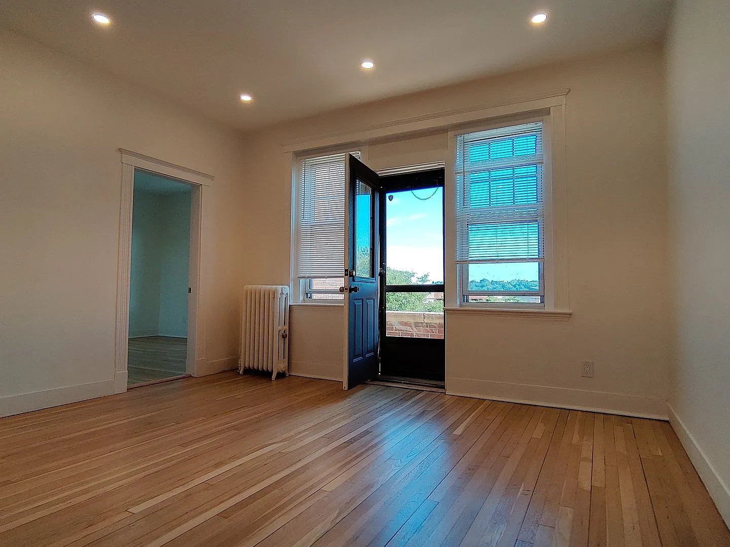 No Brokers Fee, Heat, Hot Water Included, Eat-in Kitchen, Laundry on a Site, Balcony, Parking for... — Photo 2