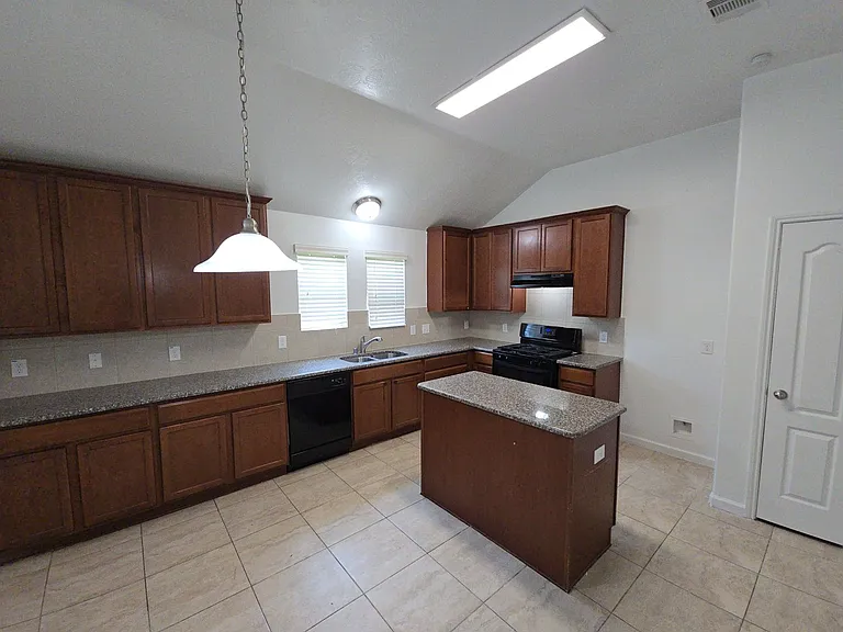 1306 Squire Dr — Photo 2