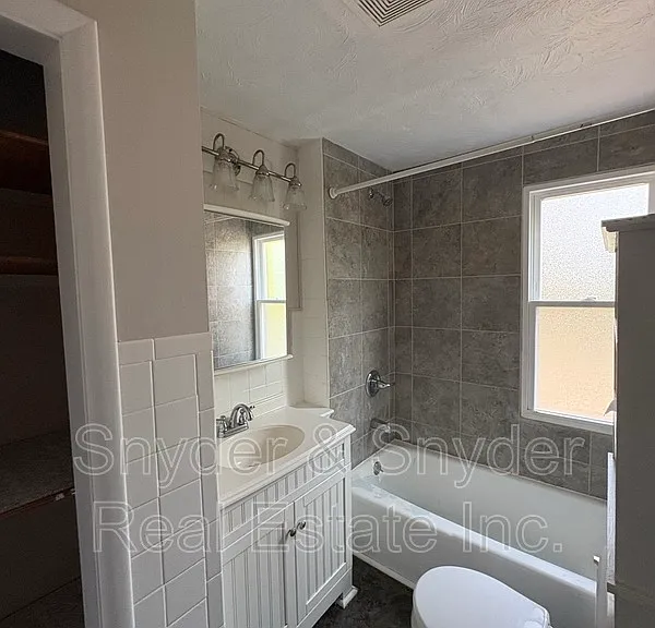 605 Sackett Ave — Photo 20