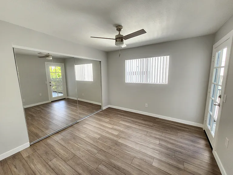 1520 Freeman Ave — Photo 10